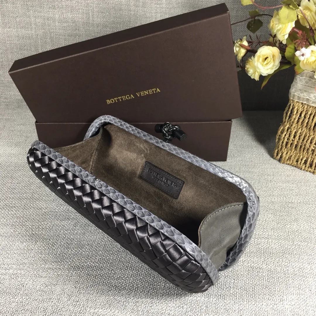 8651 Large Classic Dinner Bag ~~~Snake leather with ribbon ~~~Dense and slippery, not easy to fluff, can hold iPhones of all sizes! Size: 25cm*9.5cm*4cm